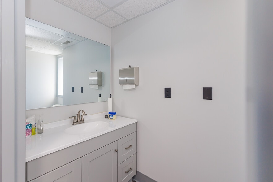 More Photos Of 5513 N Oxford St, Indianapolis Showroom For Lease