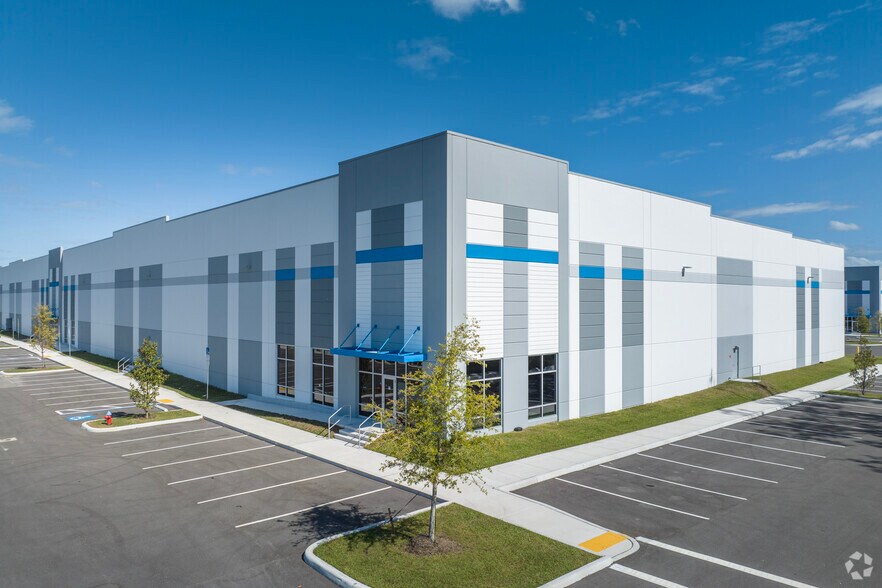 More Photos Of 9209 Florida Palm Dr, Tampa Distribution For Lease