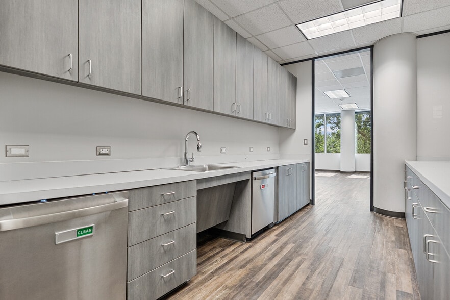 More Photos Of 16225 Park Ten Pl, Houston Office For Lease