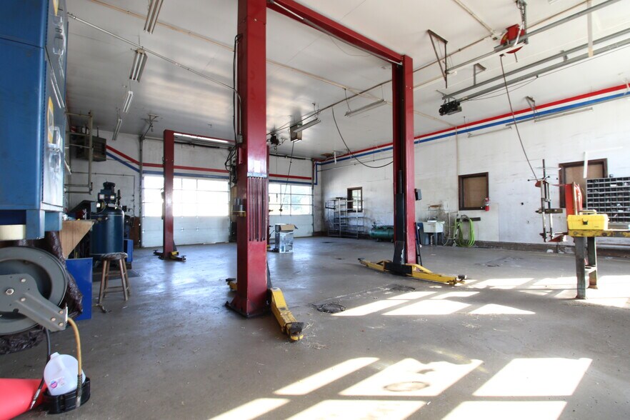 More Photos Of 1308 S Heaton St, Knox Auto Repair For Sale