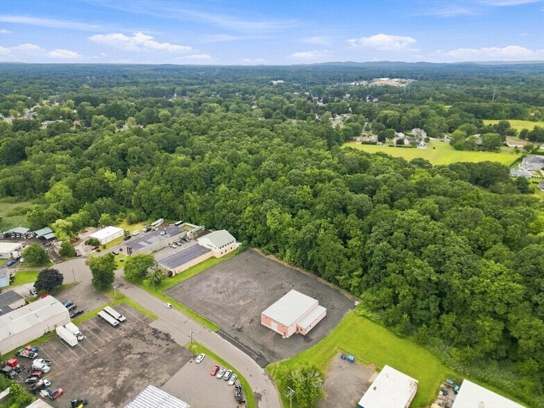 More Photos Of 97 Ramah Cir S, Agawam Auto Repair For Lease