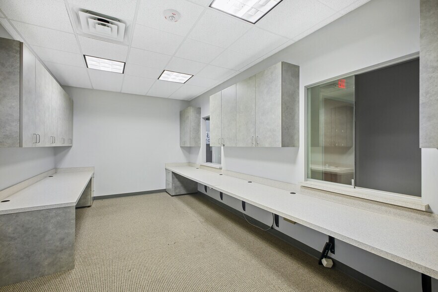 More Photos Of 2 Spurs Ln, San Antonio Office For Sale