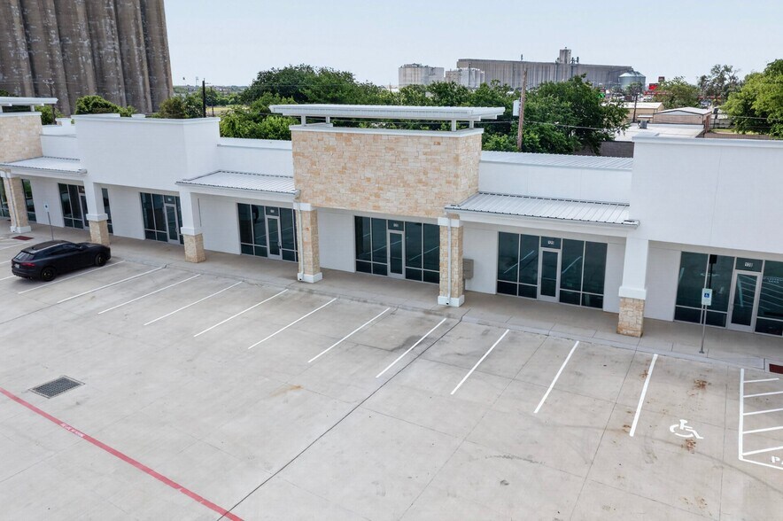 More Photos Of 325 N Saginaw Blvd, Saginaw Storefront Retail Office For Lease