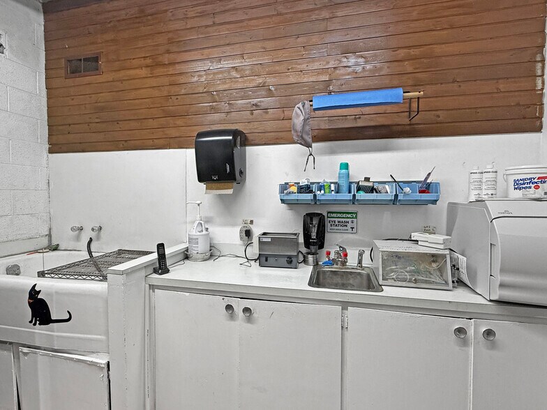 More Photos Of 1331 W Main St, Sterling Veterinarian Kennel For Sale