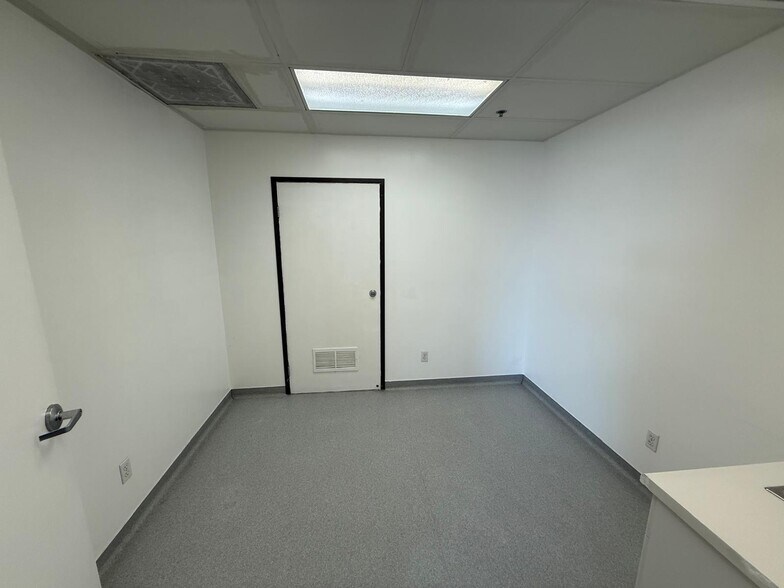 More Photos Of 7979-7989 Vickers St, San Diego Flex For Lease
