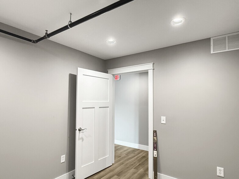 More Photos Of 1911 NE 58th Ave, Des Moines Industrial For Sale