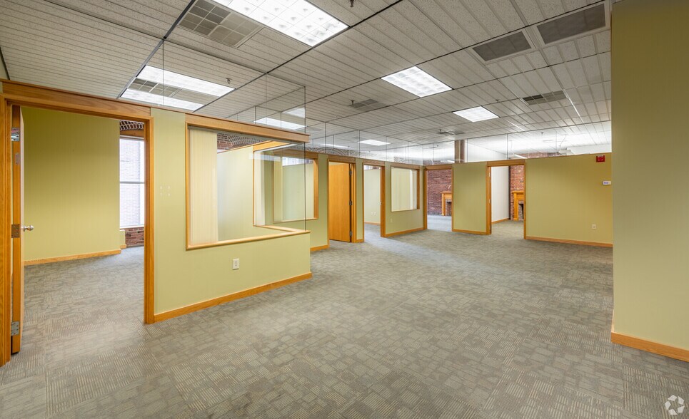 More Photos Of 977-1001 Elm St, Manchester Office For Lease