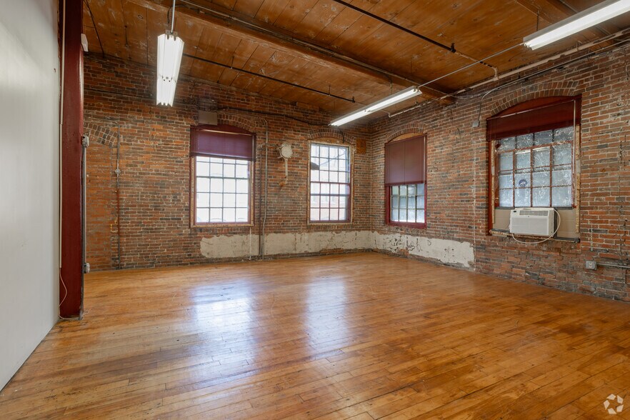 More Photos Of 51-55 Middlesex St, Chelmsford Light Manufacturing For Lease