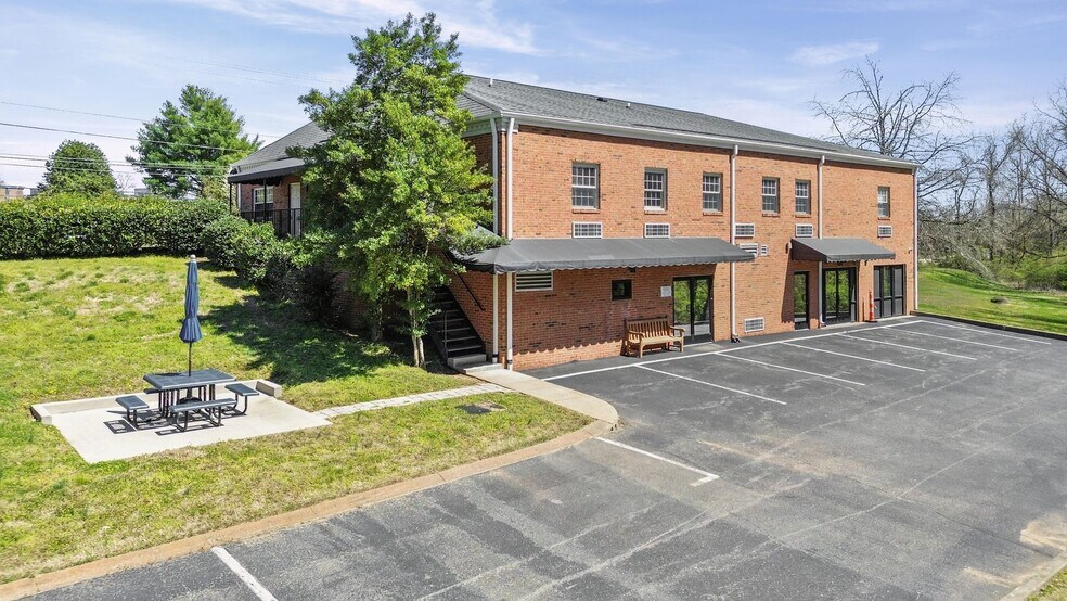 More Photos Of 507 New Highway 96 W, Franklin Medical For Sale