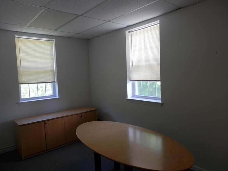 More Photos Of 103 Chesley Dr, Media Office For Lease