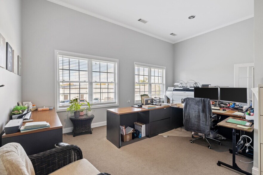 More Photos Of 611 W Jefferson St, Shorewood Medical For Lease