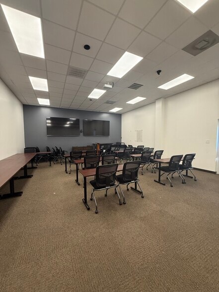 More Photos Of 1682 Middle River Loop, Fayetteville Warehouse For Lease