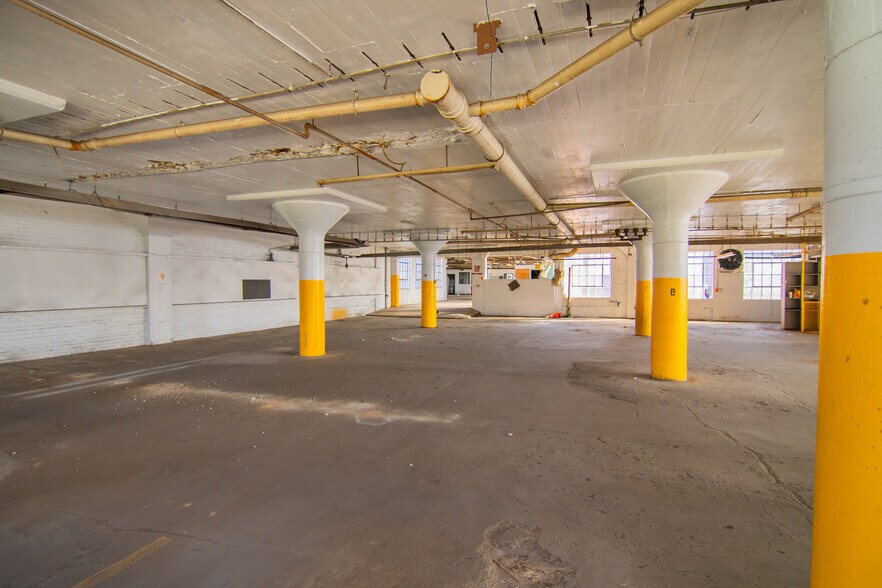 More Photos Of 1439 Sunset Blvd, Steubenville Flex For Sale