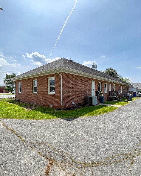 More Photos Of 609 Dutchmans Ln, Easton Office For Sale