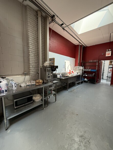More Photos Of 3026-3030 W Carroll Ave, Chicago Warehouse For Lease
