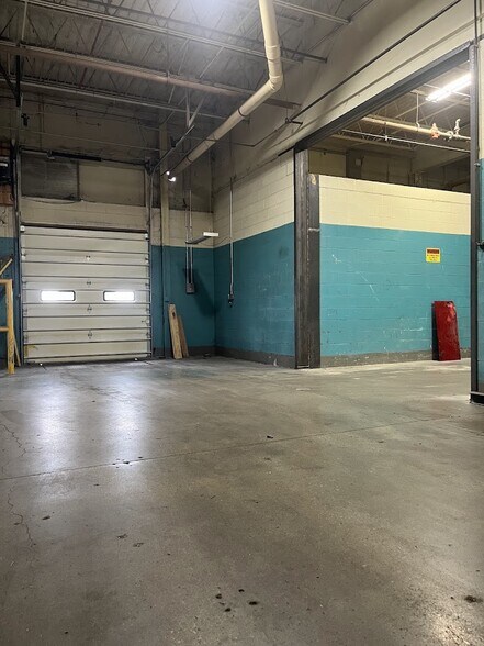 More Photos Of 100 Technology Way, Jeffersonville Manufacturing For Lease