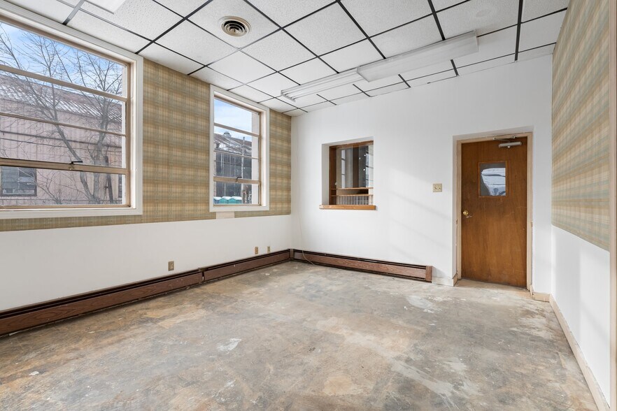 More Photos Of 76 Maple St, Manchester Office For Sale
