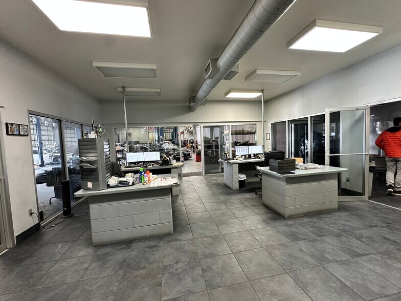 More Photos Of 1125 N Walton Walker Blvd, Irving Warehouse For Sale