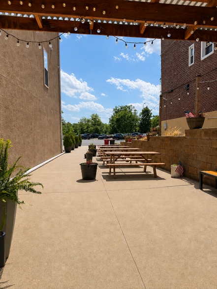 More Photos Of 212 Mill St, Bristol Storefront For Lease