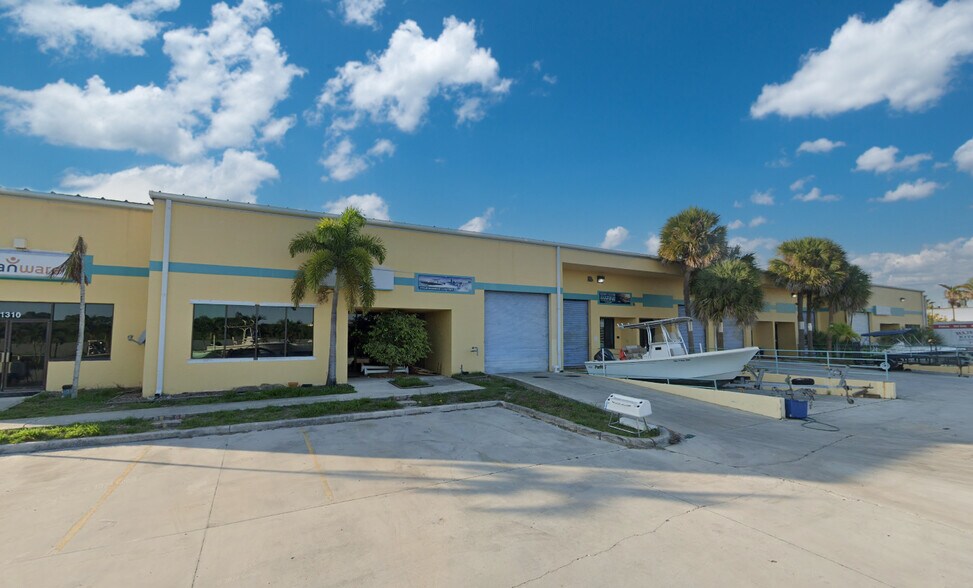 More Photos Of 1272-1350 NE Business Park Pl, Jensen Beach Warehouse For Lease