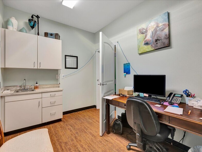 More Photos Of 203 Christie Dr, Lufkin Healthcare For Sale