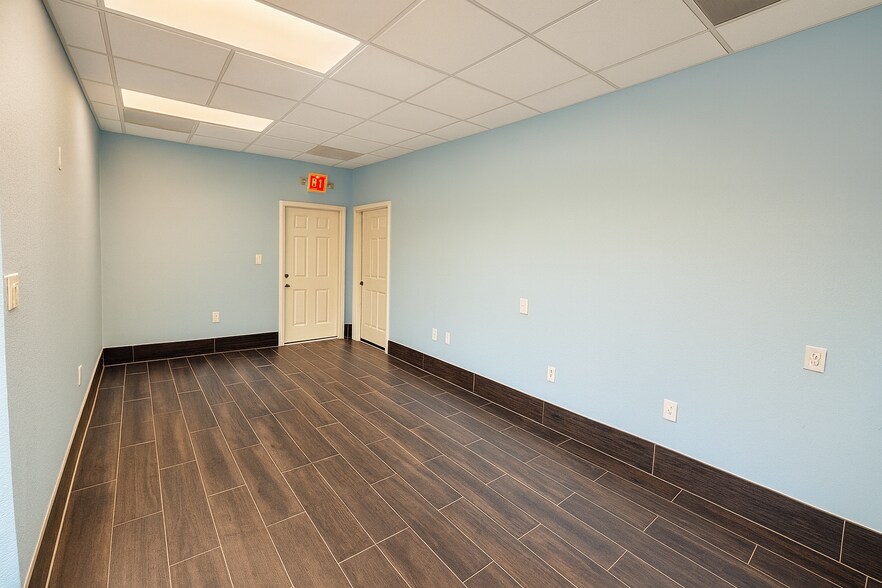 More Photos Of 4212 Garland Dr, Haltom City Warehouse For Lease