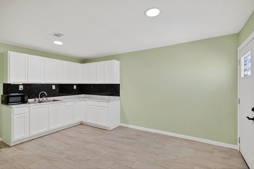 More Photos Of 11010 W Joan Dr, Odessa Warehouse For Lease