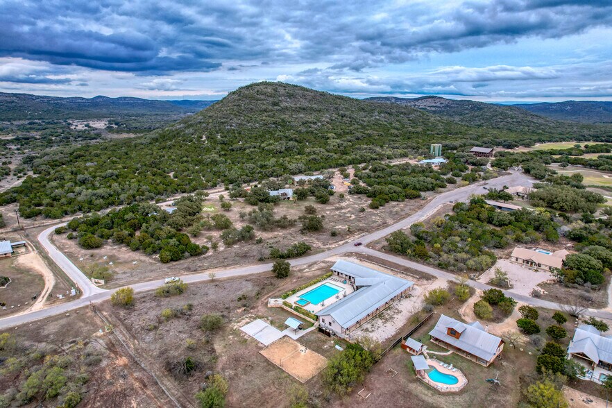 More Photos Of 16 Mountain Laurel Ln, Concan Hospitality For Sale