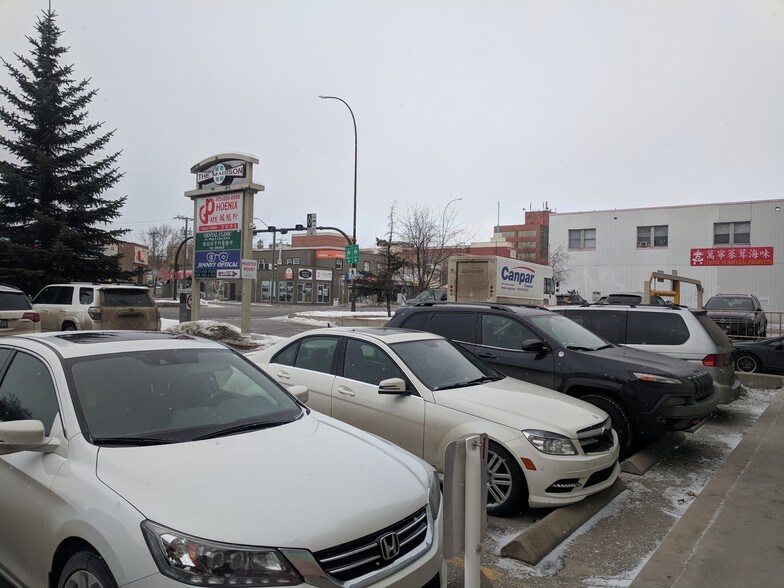 More Photos Of 1518 Centre St N, Calgary Apartments For Lease