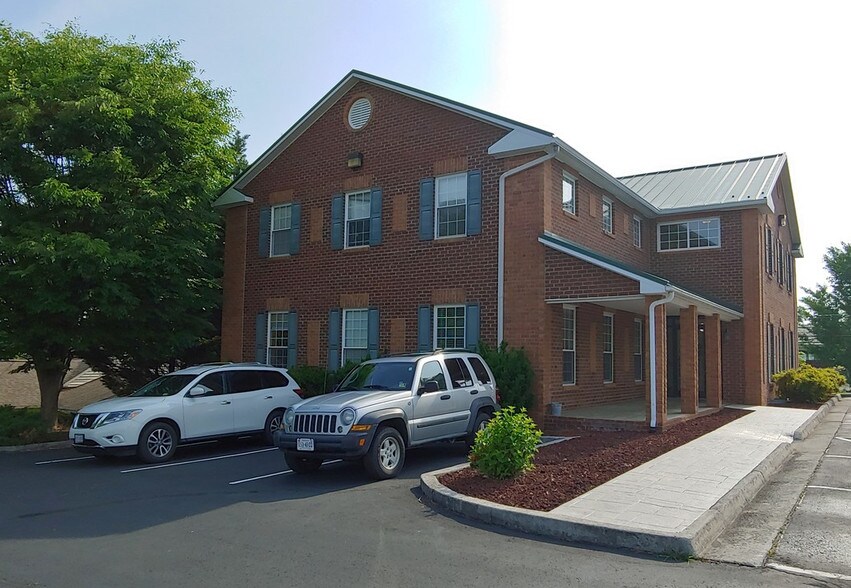 More Photos Of 5 W Back St, Fincastle Office For Lease