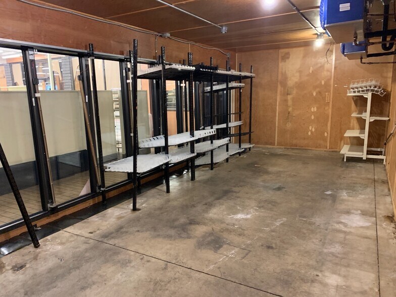 More Photos Of 15404 Union Ave SW, Lakewood Convenience Store For Lease