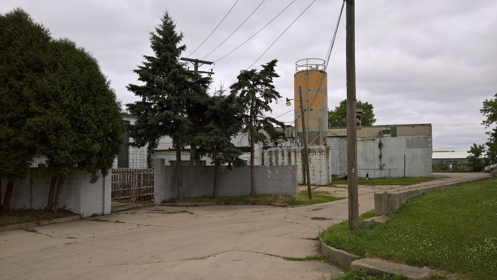 More Photos Of 5700 Walnut St, Richmond Warehouse For Lease