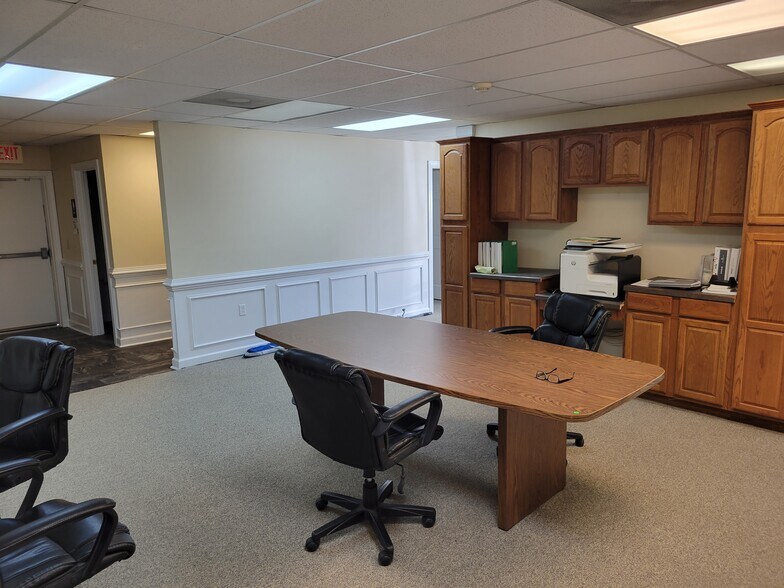 More Photos Of 12484c Warwick Blvd, Newport News Warehouse For Lease