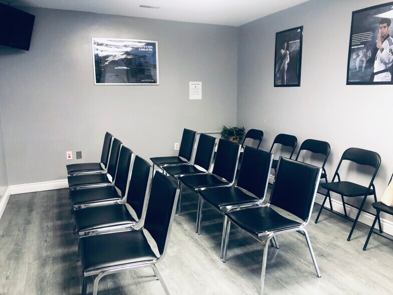 More Photos Of 1380 Hopkins St, Whitby Showroom For Lease