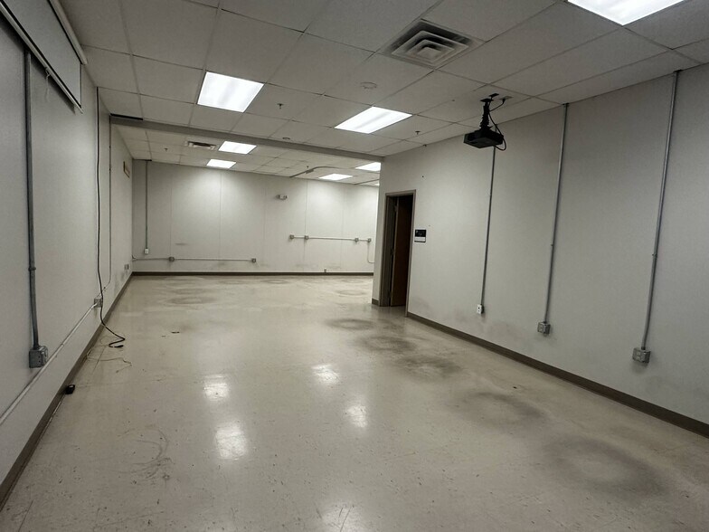 More Photos Of 500 Grand Ave, Joplin Flex For Lease