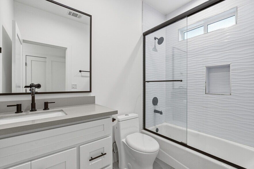 More Photos Of 13822 Oxnard St, Van Nuys Apartments For Sale