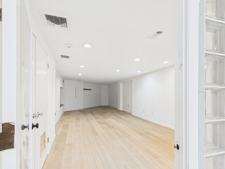More Photos Of 611 S Orianna St, Philadelphia Storefront Retail Residential For Lease