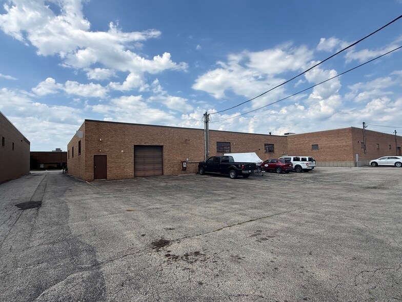 More Photos Of 135 Martin Ln, Elk Grove Village Warehouse For Sale