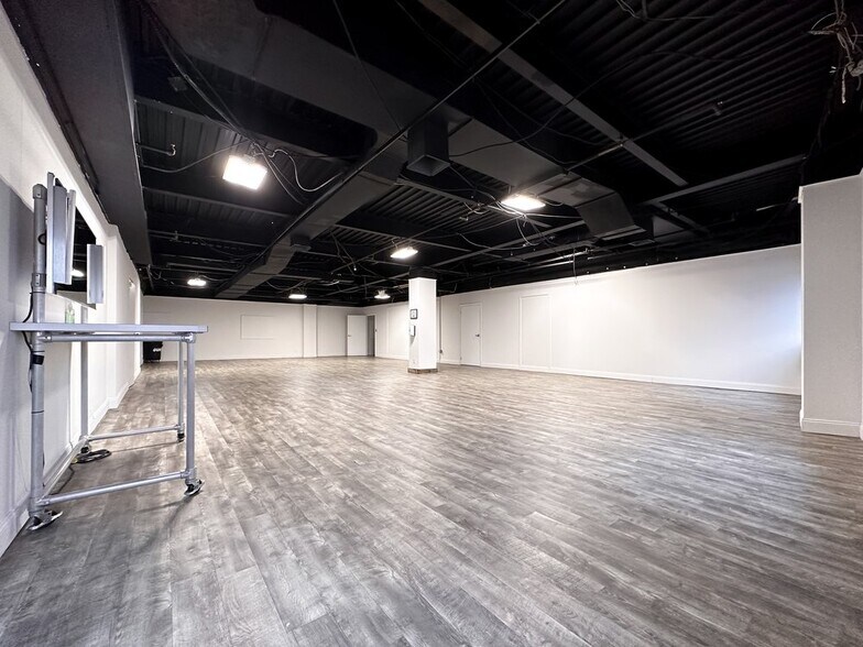 More Photos Of 2-15 Borden Ave, Long Island City Light Manufacturing For Lease