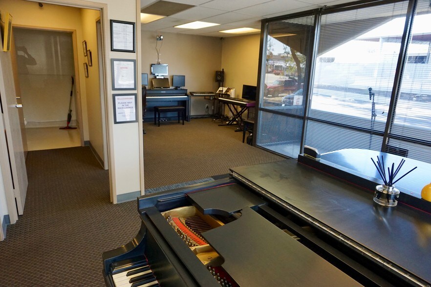 More Photos Of 7370 Opportunity Rd, San Diego Warehouse For Lease