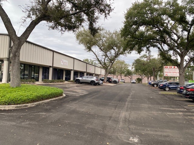 Primary Photo Of 8308-8318 N Saulray St, Tampa Warehouse For Lease