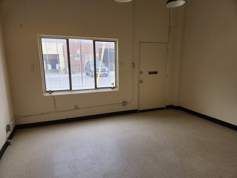 More Photos Of 6154-6160 Lemona Ave, Van Nuys Warehouse For Lease