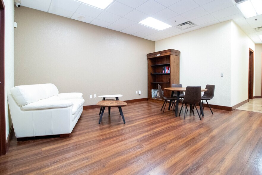 More Photos Of 8810 Commodity Cir, Orlando Showroom For Lease