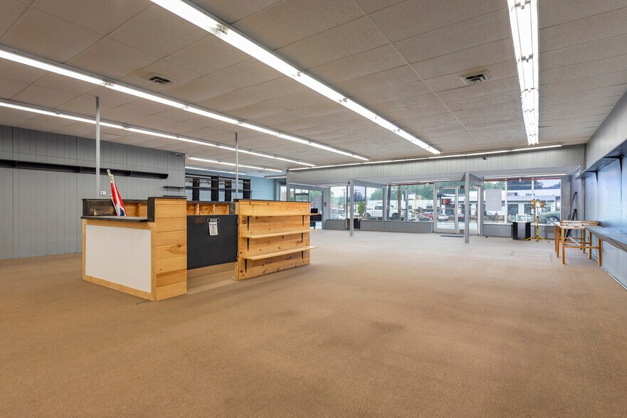 More Photos Of 34 N Logan St, Marion General Retail For Lease
