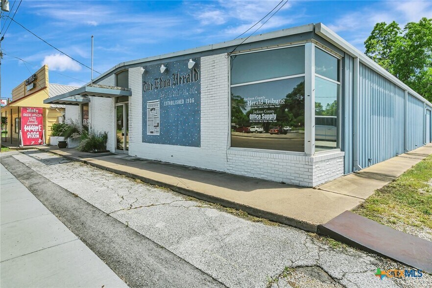 More Photos Of 306 N Wells St, Edna Office For Sale