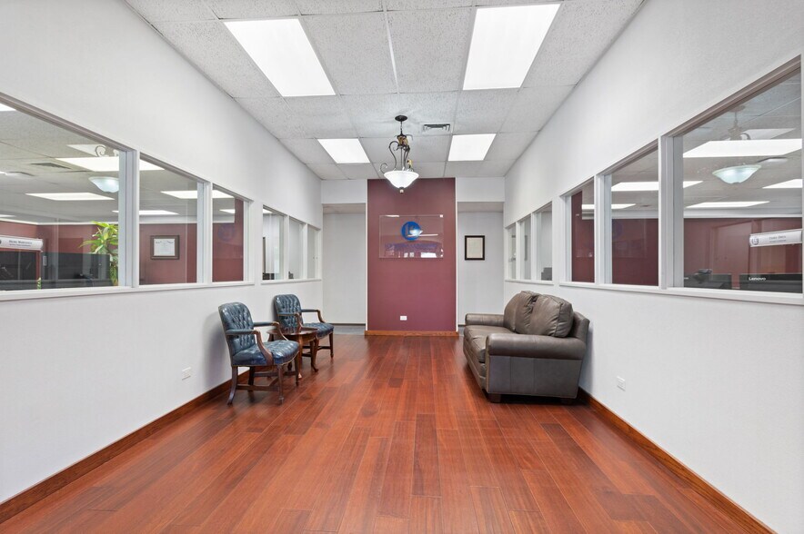 More Photos Of 2201 W Congress St, Lafayette Office For Sale