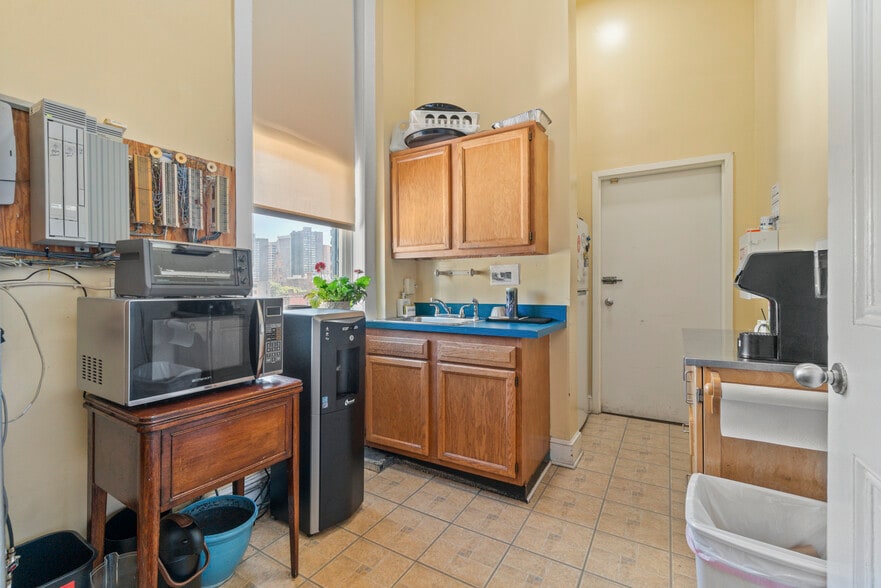 More Photos Of 429 N Eutaw St, Baltimore Office For Sale