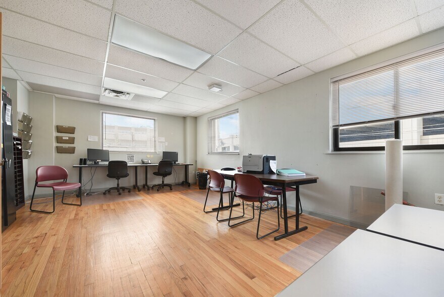 More Photos Of 4749 Baum Blvd, Pittsburgh Showroom For Lease