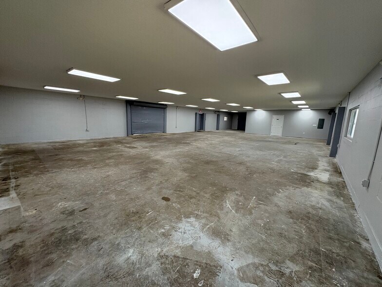 More Photos Of 18252 E Colonial Dr, Orlando Light Distribution For Lease