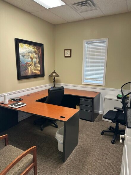 More Photos Of 818 E Wood St, Paris Office For Lease